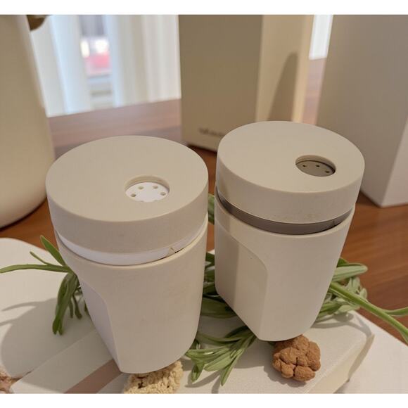 Tupperware Twist Top Salt & Pepper Shakers Vintage Beige Almond Set USA Made - Picture 1 of 11